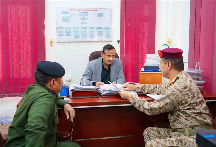 محافظ شبوة يناقش التطورات الأمنية والعسكرية ويوجّه برفع الجاهزية وتعزيز الاستقرار
