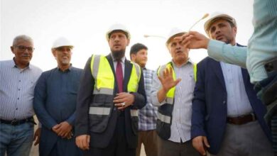 محافظ عدن يدشن أعمال تأهيل وسفلتة طريق تقاطع البريقة – بئر أحمد – الحرم الجامعي