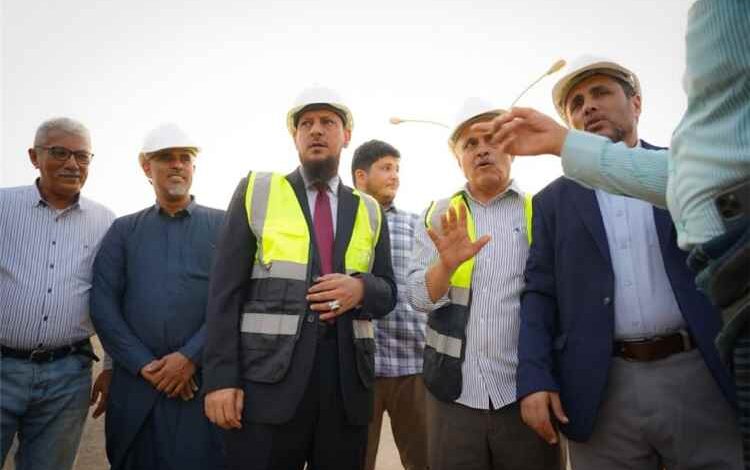 محافظ عدن يدشن أعمال تأهيل وسفلتة طريق تقاطع البريقة – بئر أحمد – الحرم الجامعي