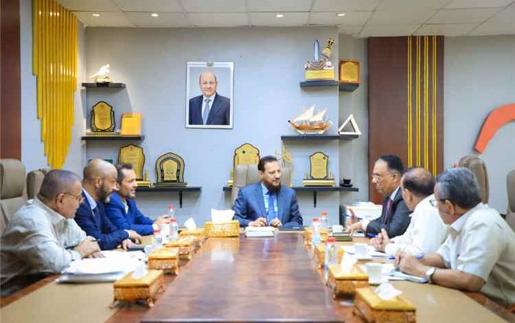 محافظ عدن يشدد على ضرورة تحسين وتطوير الأداء الجمركي