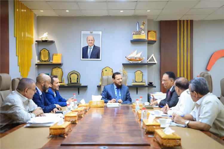 محافظ عدن يشدد على ضرورة تحسين وتطوير الأداء الجمركي