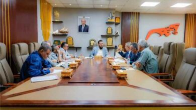 محافظ عدن يناقش مع رئيس مصلحة الضرائب تعزيز التعاون المشترك لتنمية الإيرادات ومكافحة التهرّب الضريبي