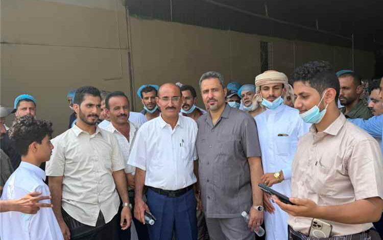 محافظ لحج يفتتح المرحلة الثالثة لمصنع (زلال) للمياه المعدنية في تبن