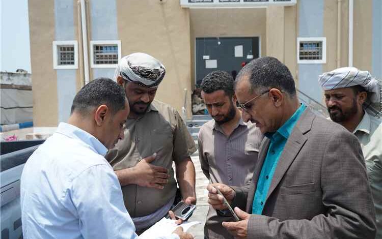 محافظ لحج يوجه بتفقد جرحى جبهة حيفان ويؤكد أن تضحيات أبطال القوات المسلحة محط فخر واعتزاز