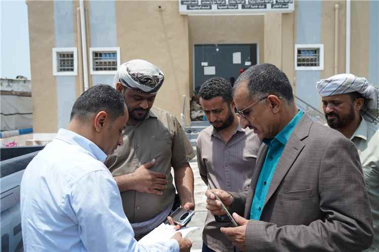 محافظ لحج يوجه بتفقد جرحى جبهة حيفان ويؤكد أن تضحيات أبطال القوات المسلحة محط فخر واعتزاز