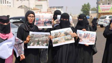 محامو عدن ينظمون وقفة احتجاجية تنديدًا بتصرفات تعسفية تطالهم أثناء أداء مهامهم