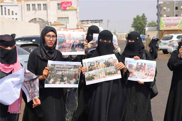 محامو عدن ينظمون وقفة احتجاجية تنديدًا بتصرفات تعسفية تطالهم أثناء أداء مهامهم