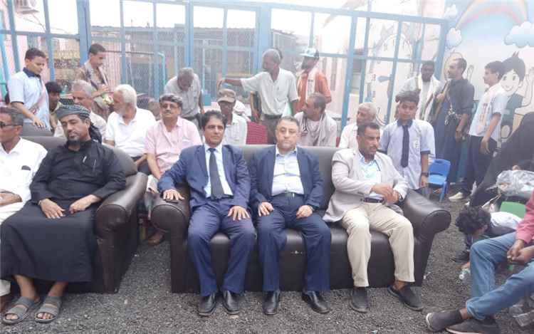 مدارس الأوائل بأبين تكرّم طلابها المتفوقين بالمراكز الأول والثاني والثالث