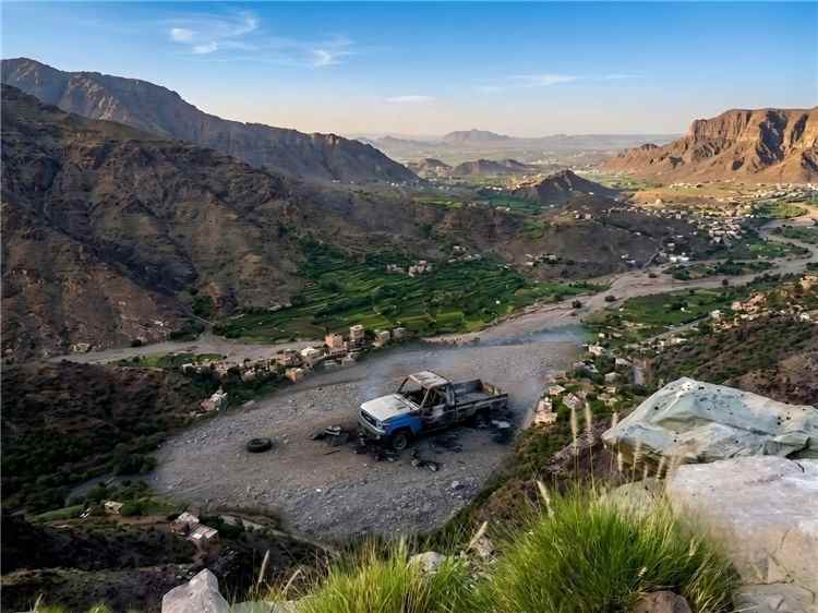 المشهد اليمني - مدفعية الجيش توجه ضربة موجعة لمليشيا الحوثي في تعز ومصادر تكشف التفاصيل