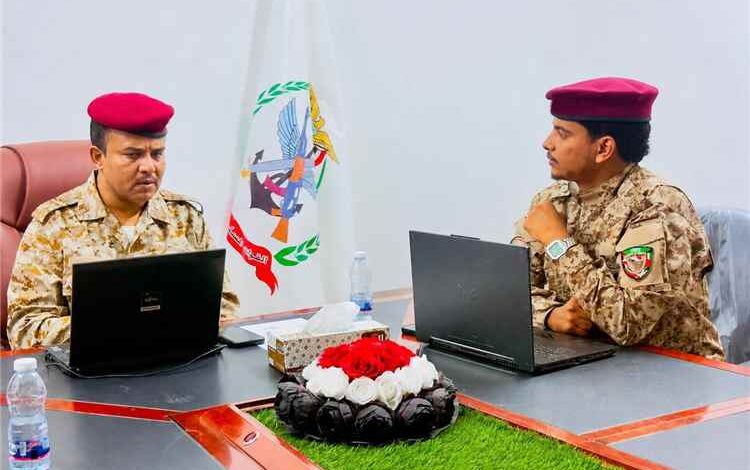 مدير المركز الإعلامي بالفرقة الثانية درع وطن والمنطقة الأولى يبحث مع شعبة التوجيه المعنوي بالمنطقة تعزيز العمل الإعلامي