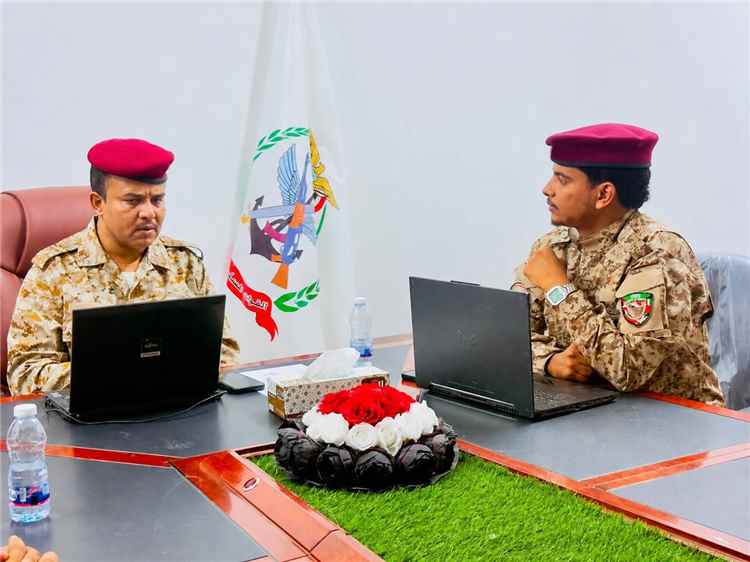 مدير المركز الإعلامي بالفرقة الثانية درع وطن والمنطقة الأولى يبحث مع شعبة التوجيه المعنوي بالمنطقة تعزيز العمل الإعلامي