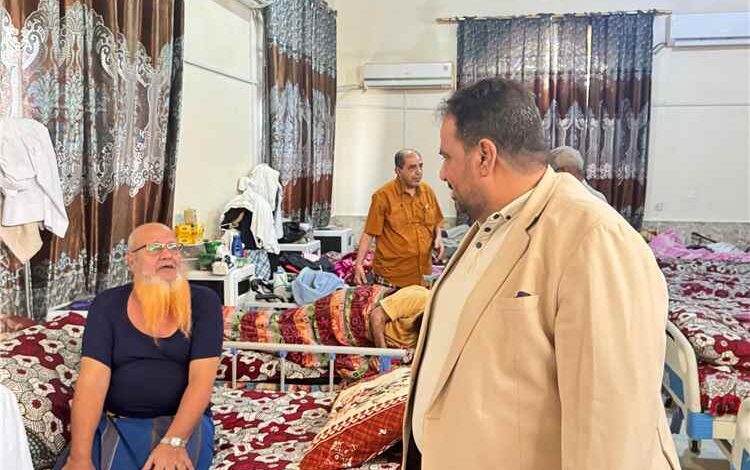 مدير شركة النفط بعدن يزور دار العجزة والمسنين ويقدم دعماً للنزلاء