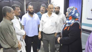 مدير صحة عدن يدشن مخيم طبي مجاني للعيون في التواهي ويتفقد مجمع الفتح الصحي بالمديرية