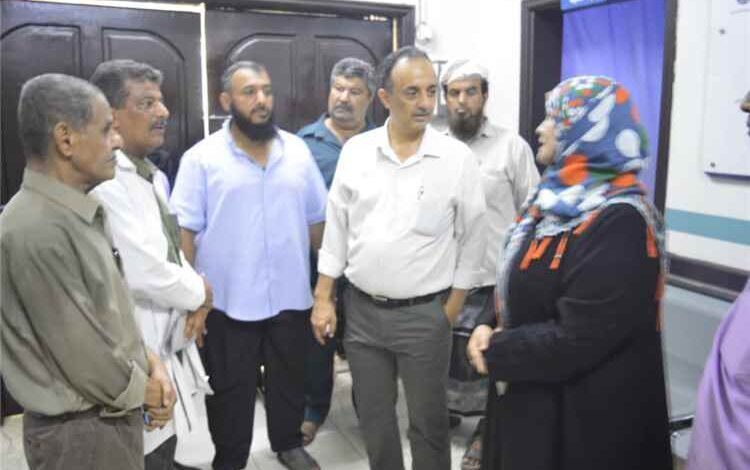 مدير صحة عدن يدشن مخيم طبي مجاني للعيون في التواهي ويتفقد مجمع الفتح الصحي بالمديرية