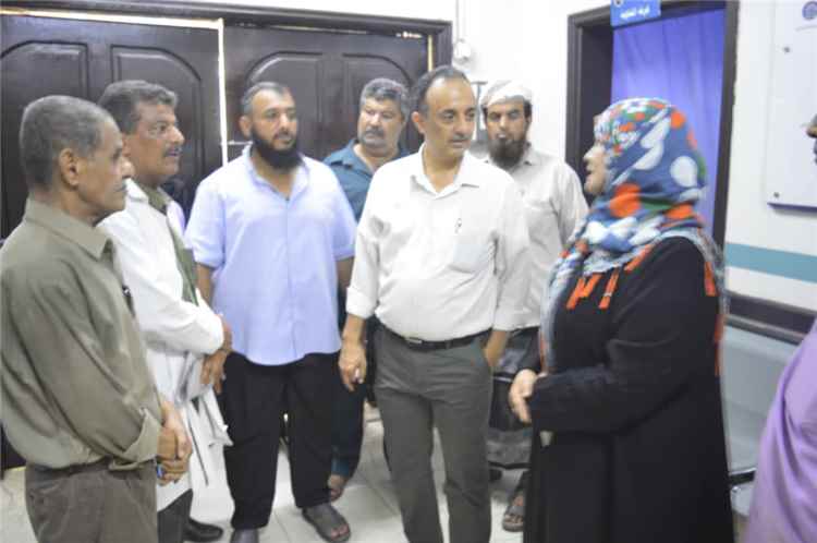 مدير صحة عدن يدشن مخيم طبي مجاني للعيون في التواهي ويتفقد مجمع الفتح الصحي بالمديرية