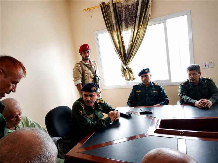 مدير عام أمن أبين يعقد اجتماعًا بمديري الإدارات ويؤكد على الانضباط ورفع مستوى الأداء