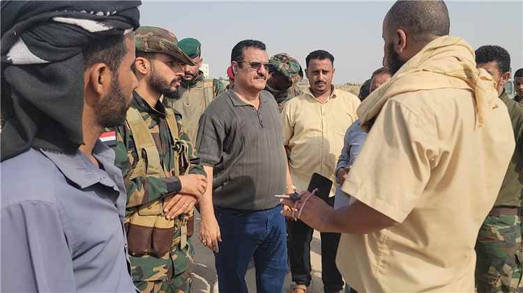 مدير عام البريقة يشدد على رفع المخلفات من مجرى السيل بالحسوة
