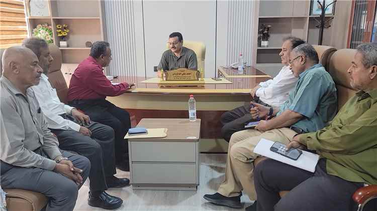 مدير عام البريقة يناقش آلية العمل المشترك وتنظيم أسواق الأسماك