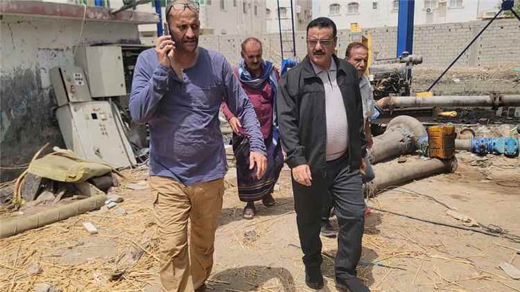 مدير عام البريقة يوجه بمعالجة طفح مياه الصرف الصحي بمدينة الشعب