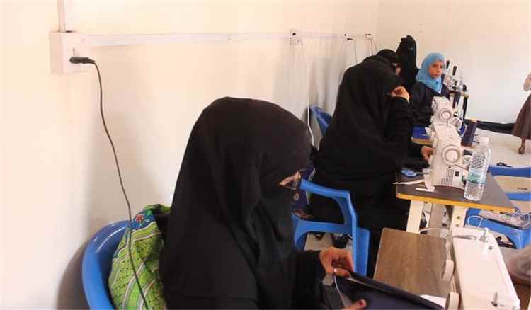 مدير عام الحصين يتفقد معمل الخياطة ويطلع على مستوى الإنتاج