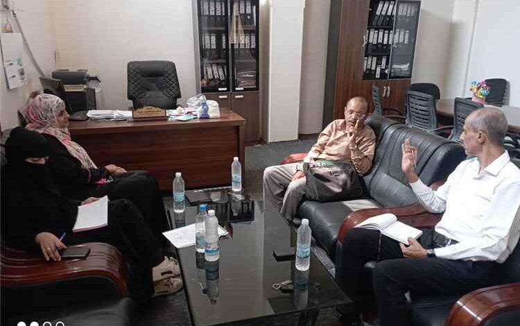 مدير عام الشؤون الاجتماعية والعمل بلحج يلتقي مدير عام طور الباحة ومديرة مشروع المساعدات الغذائية الطارئة