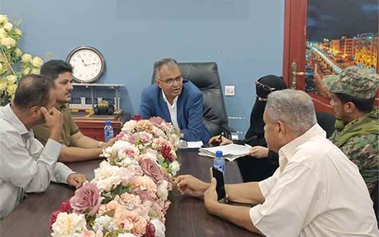 مدير عام المعلا يبحث تعزيز إجراءات الأمن والسلامة والرقابة على المنشآت التجارية