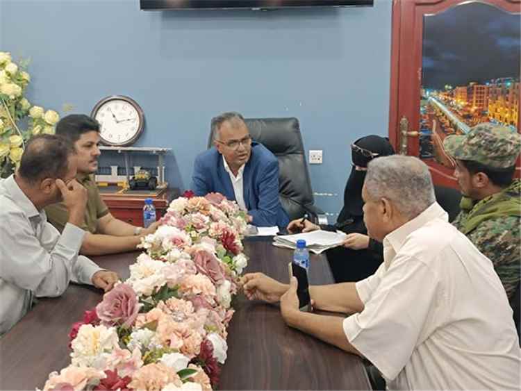 مدير عام المعلا يبحث تعزيز إجراءات الأمن والسلامة والرقابة على المنشآت التجارية