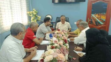 مدير عام المعلا يبحث مع الصرف الصحي والأشغال العامة مشروع تصريف مياه الأمطار بالشارع الرئيسي
