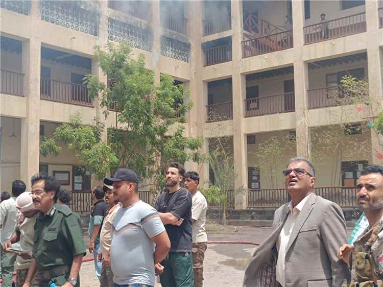 مدير عام المعلا يتابع ميدانياً حريق كلية الحاسوب ويؤكد سرعة الاستجابة واستكمال الإجراءات