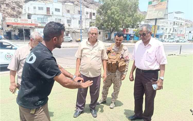 مدير عام المعلا يتابع ميدانيًا أعمال صيانة ممشى المسطح بالدكة