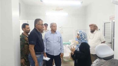 مدير عام المعلا يتفقد المجمع الصحي ويقف على اللمسات الأخيرة لاستكمال أعمال الصيانة