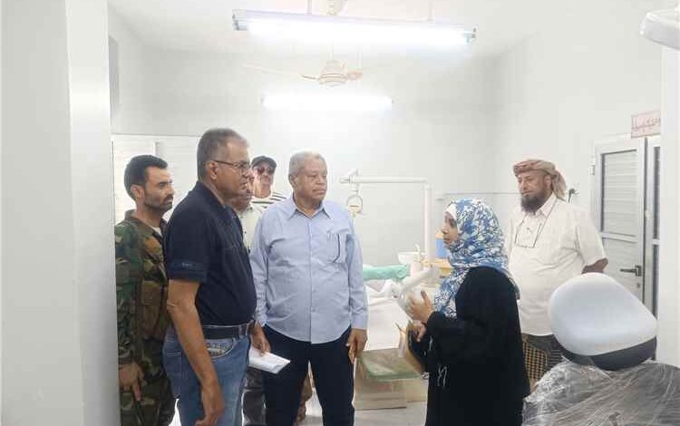 مدير عام المعلا يتفقد المجمع الصحي ويقف على اللمسات الأخيرة لاستكمال أعمال الصيانة