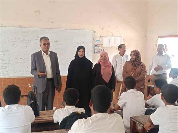 مدير عام المعلا يدشّن العام الدراسي الجديد بزيارة عددٍ من مدارس المديرية