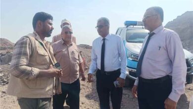 مدير عام المعلا يعاين المواقع المستهدفة لمشروع تأهيل تصريف مياه الأمطار في الشيخ إسحاق