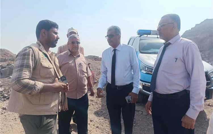 مدير عام المعلا يعاين المواقع المستهدفة لمشروع تأهيل تصريف مياه الأمطار في الشيخ إسحاق