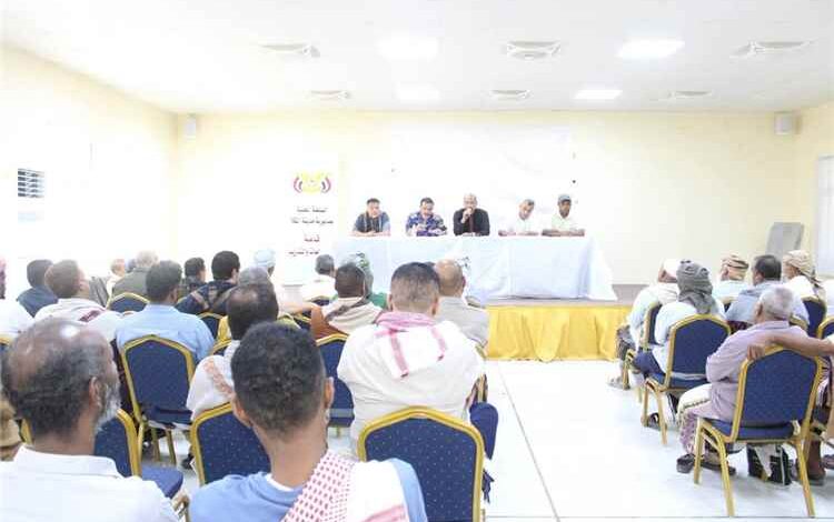 مدير عام المكلا يترأس اجتماعاً أمنياً موسعاً لتعزيز الاستقرار في الأحياء السكنية