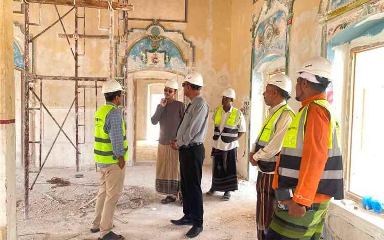 مدير عام المكلا يتفقد سير العمل في مشروع ترميم قصر السلطان القعيطي بدعم واهتمام قيادة السلطة المحلية بحضرموت