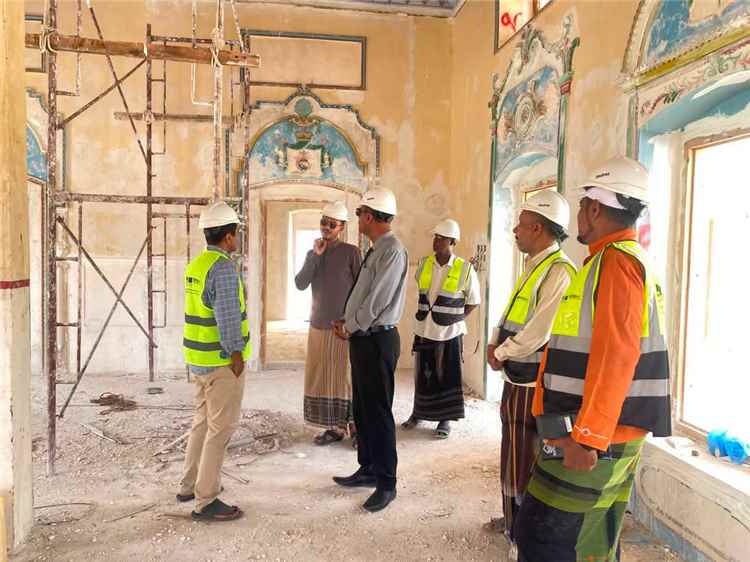 مدير عام المكلا يتفقد سير العمل في مشروع ترميم قصر السلطان القعيطي بدعم واهتمام قيادة السلطة المحلية بحضرموت