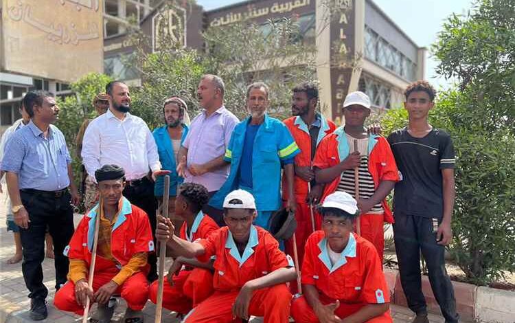 مدير عام المنصورة يدشن برنامجاً ميدانياً مستمراً لمتابعة النظافة والصرف الصحي وتحسين المظهر العام