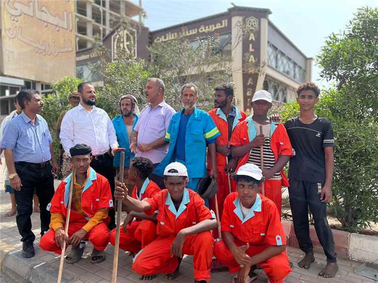 مدير عام المنصورة يدشن برنامجاً ميدانياً مستمراً لمتابعة النظافة والصرف الصحي وتحسين المظهر العام