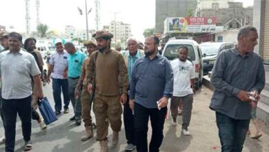 مدير عام المنصورة يشرف ميدانيًا على حملة للنظافة وإزالة العوائق في شارع القطيبي