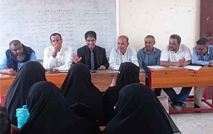 مدير عام تربية أبين يلتقي بالإدارات المدرسية والمعلمين والمعلمات في مدارس مديريتي زنجبار وخنفر