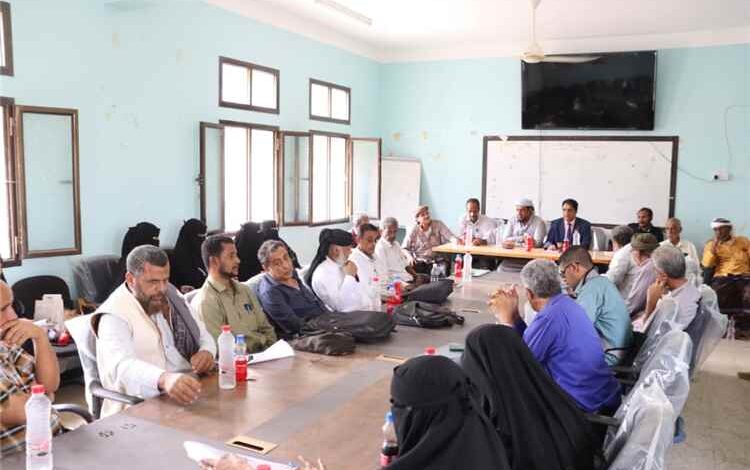 مدير عام تربية أبين يلتقي قيادة مكتب التربية ومديرو المدارس بمديرية خنفر