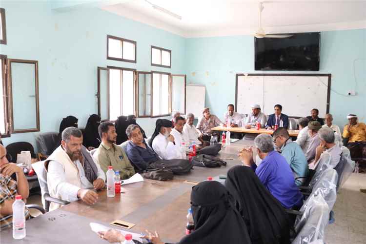 مدير عام تربية أبين يلتقي قيادة مكتب التربية ومديرو المدارس بمديرية خنفر
