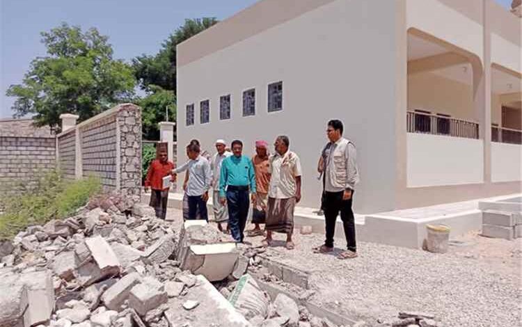 مدير عام تريم يتفقد مشروع مدرسة الواسطة للتعليم الأساسي ويوجه بسرعة استكمال الأعمال