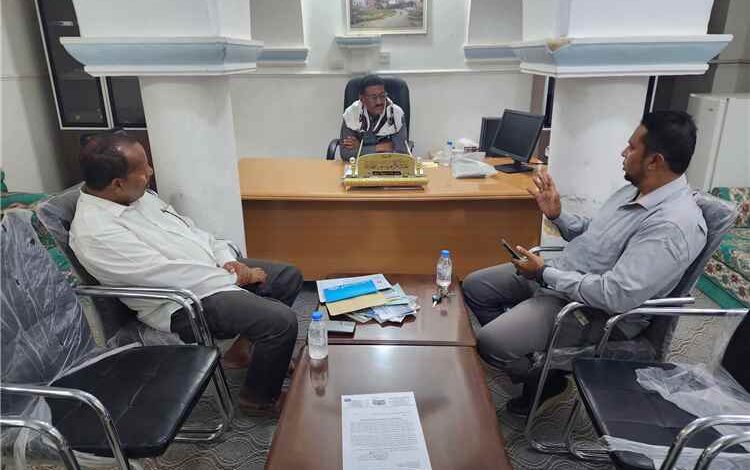 مدير عام تريم يناقش مع فريق مكتب الصحة بالمديرية إجراءات احتواء انتشار مرض الحصبة