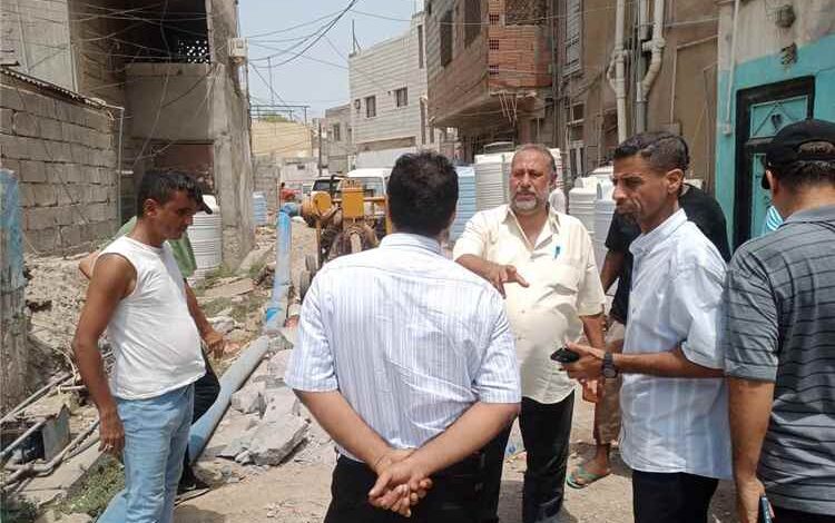 مدير عام خورمكسر يطلع على أعمال استبدال خط الصرف الصحي في حي القاعدة الإدارية