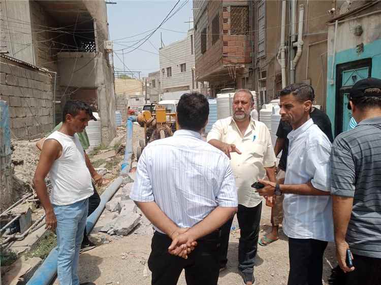 مدير عام خورمكسر يطلع على أعمال استبدال خط الصرف الصحي في حي القاعدة الإدارية