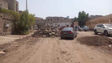مدير عام خورمكسر يطلع على بدء أعمال صيانة وإعادة تأهيل شوارع حي السفارات
