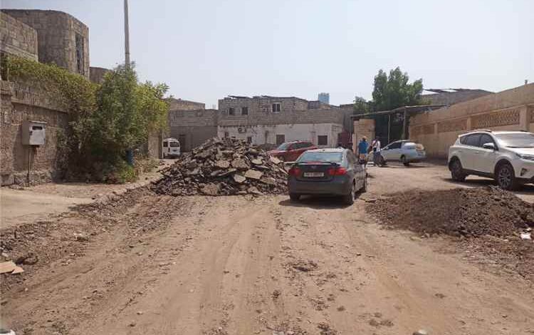 مدير عام خورمكسر يطلع على بدء أعمال صيانة وإعادة تأهيل شوارع حي السفارات